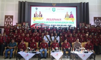 Bupati Kotim Halikinnor beserta jajaran saat berfoto bersama Kontingen Kotim yang akan mengikuti Festival Isen Mulang, Minggu, 21 Mei 2023