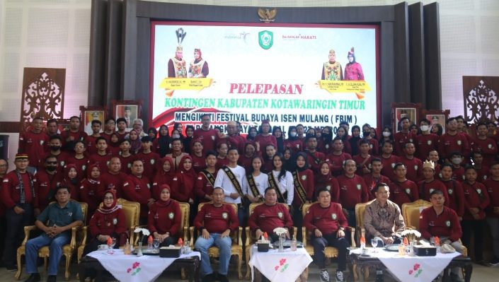 Bupati Kotim Halikinnor beserta jajaran saat berfoto bersama Kontingen Kotim yang akan mengikuti Festival Isen Mulang, Minggu, 21 Mei 2023