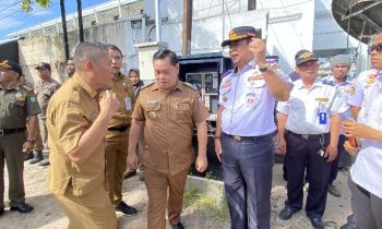Bupati Kotim Halikinnor dan Kepala Dishub Kotim Suparmadi saat penyalaan perdana lampu lalu lintas, Senin, 15 Mei 2023.
