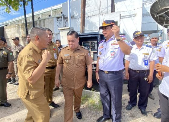 Bupati Kotim Halikinnor dan Kepala Dishub Kotim Suparmadi saat penyalaan perdana lampu lalu lintas, Senin, 15 Mei 2023.
