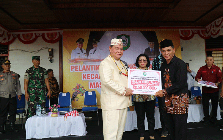 Halikinnor Serahkan Dana Hibah untuk Rumah Ibadah di Mentaya Hulu