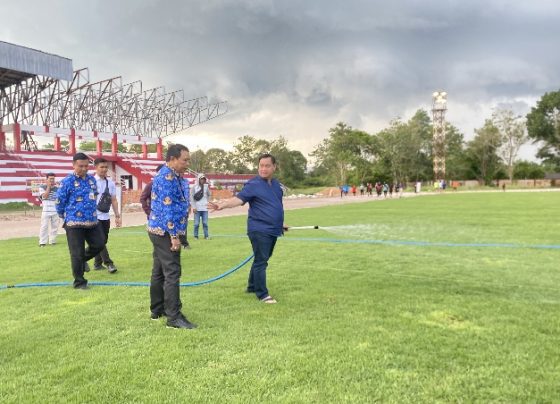 Bupati Kotim Halikinnor didampingi Sekda, Kadispora dan Ketua KONI saat meninjau Stadion 29 Nopember Sampit, belum lama ini.