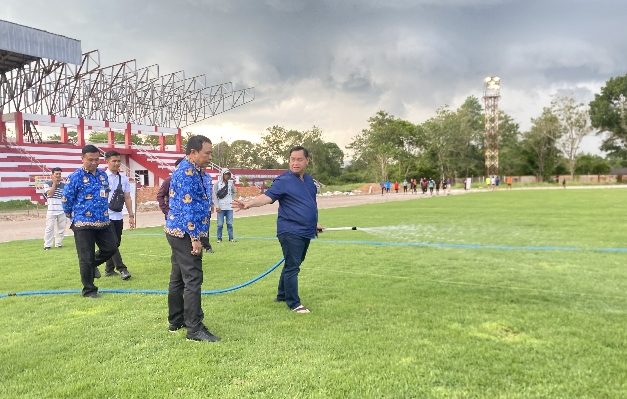 Bupati Kotim Halikinnor didampingi Sekda, Kadispora dan Ketua KONI saat meninjau Stadion 29 Nopember Sampit, belum lama ini.