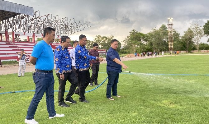 Bupati Kotim Halikinnor, didampingi Sekda Kotim, Kadispora dan Ketua KONI Kotim saat menyiram rumput lapangan sepak bola Stadion 29 Nopember Sampit.