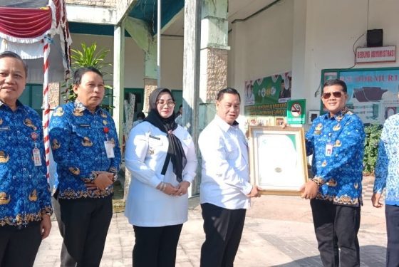 Bupati Kotim Halikinnor didampingi Wabup Kotim Irawati saat menyerhakan sertifikat Akreditasi Paripurna RSUD dr Murjani Sampit, Rabu, 17 Mei 2023.