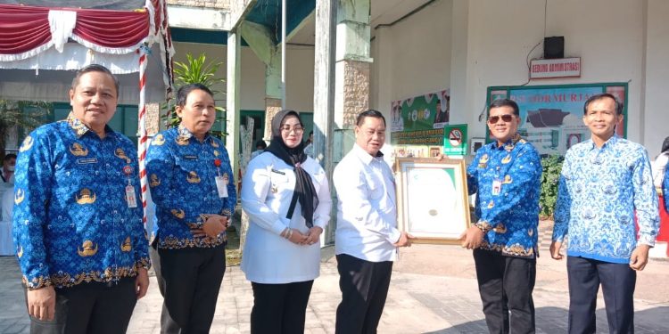 Halikinnor Serahkan Sertifikat Akreditasi RSUD dr Murjani Sampit