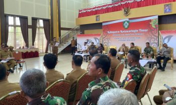 Bupati Kotim Halikinnor meetapkan penjadwalan pemilihan kepala desa di aula rumah jabatan bupati, Senin, 15 Mei 2023.