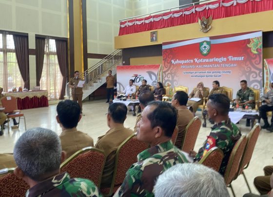 Bupati Kotim Halikinnor meetapkan penjadwalan pemilihan kepala desa di aula rumah jabatan bupati, Senin, 15 Mei 2023.