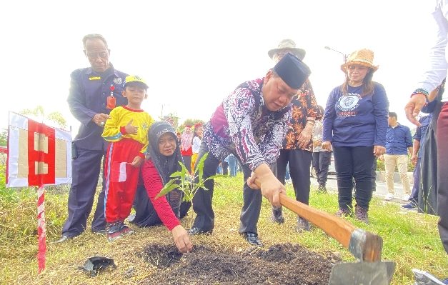 Bupati Kotim Halikinnor menanam bibit pohon di sela peringatan Hardiknas, Minggu, 14 Mei 2023.