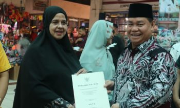 Bupati Kotim Halikinnor menyerahkan Akta Notaris Hak Sewa pakai bangunan PPM kepada salah seorang pedagang.