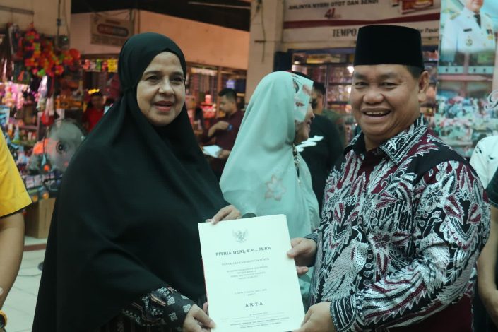 Halikinnor Menyerahkan Akta Notaris Hak Sewa Pedagang PPM