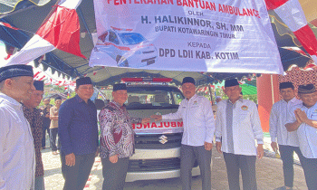 Bupati Kotim Halikinnor menyerahkan bantuan mobil ambulans ke LDII Kotim
