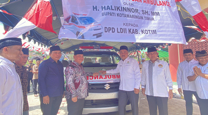 Bupati Kotim Halikinnor menyerahkan bantuan mobil ambulans ke LDII Kotim