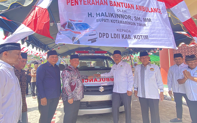 Halikinnor Serahkan Bantuan Mobil Ambulans untuk LDII Kotim