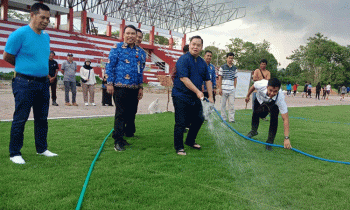 Bupati Kotim Halikinnor menyiram rumput lapangan sepak bola di Stadion 29 November Sampit, Rabu, 17 Mei 2023.