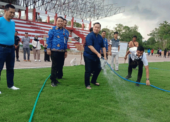 Bupati Kotim Halikinnor menyiram rumput lapangan sepak bola di Stadion 29 November Sampit, Rabu, 17 Mei 2023.