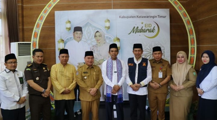 Bupati Kotim Halikinnor saat berfoto bersama dengan Ustaz Abdul Somad Batubara di rumah jabatan bupati, Senin, 22 Mei 2023.