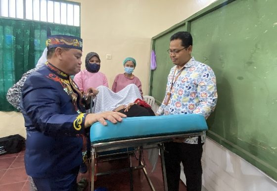 Bupati Kotim Halikinnor saat berinteraksi dengan salah satu warga yang akan memasang KB, Selasa, 23 Mei 2023.