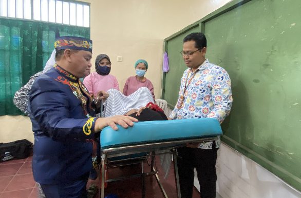 Bupati Kotim Halikinnor saat berinteraksi dengan salah satu warga yang akan memasang KB, Selasa, 23 Mei 2023.