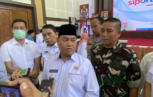 Bupati Kotim Halikinnor saat diwawancarai sejumlah wartawan. 1