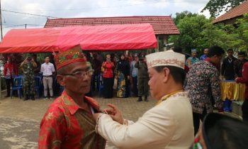 Bupati Kotim Halikinnor saat melantik Ajai Binti sebagai Damang Kepala Adat Kecamatan Mentaya Hulu, Sabtu, 13 Mei 2023.