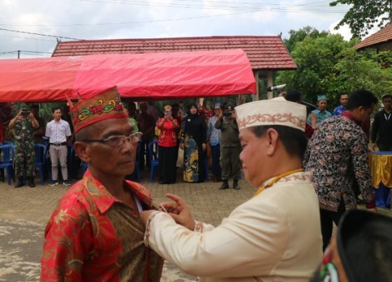 Bupati Kotim Halikinnor saat melantik Ajai Binti sebagai Damang Kepala Adat Kecamatan Mentaya Hulu, Sabtu, 13 Mei 2023.