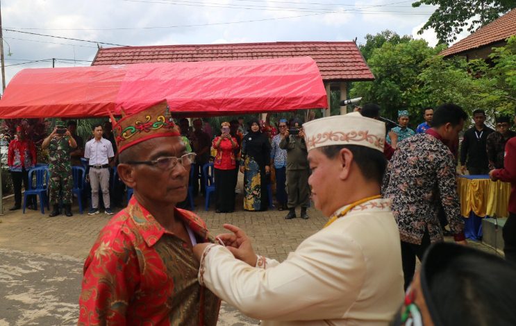 Halikinnor Melantik Damang Kepala Adat Kecamatan Mentaya Hulu