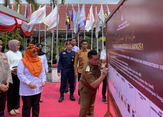 Bupati Kotim Halikinnor saat mendatangani Deklarasi Pemilu, di halaman KPU Kotim, Senin, 29 Mei 2023.