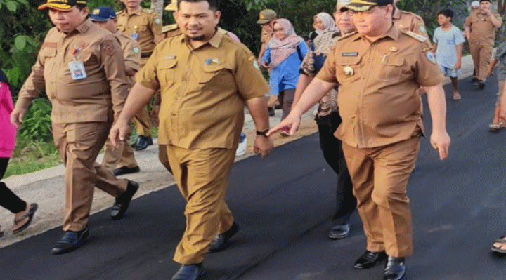 Bupati Kotim Halikinnor saat meninjau Jalan Diponegoro di Kecamatan Kota Besi, Senin, 29 Mei 2023.