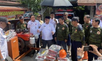 Bupati Kotim Halikinnor, saat menyerahkan bantuan alat pemadam kebakaran, di Jalan Ketapi 3 Sampit, Rabu, 31 Mei 2023.