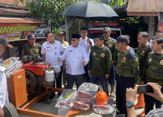 Bupati Kotim Halikinnor, saat menyerahkan bantuan alat pemadam kebakaran, di Jalan Ketapi 3 Sampit, Rabu, 31 Mei 2023.