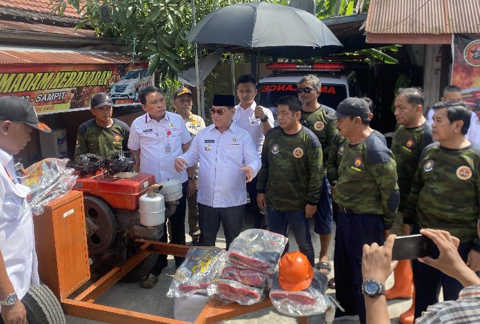 Halikinnor Bantu Alat dan Asuransikan Relawan Pemadam Kebakaran