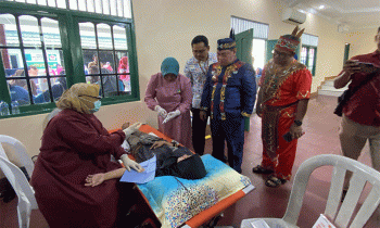Bupati Kotim didampingi Kepala DP3AP2KB Imam Subekti (baju merah adat Dayak) meninjau pelayanan KB.