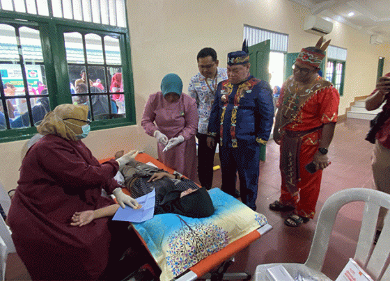 Bupati Kotim didampingi Kepala DP3AP2KB Imam Subekti (baju merah adat Dayak) meninjau pelayanan KB.