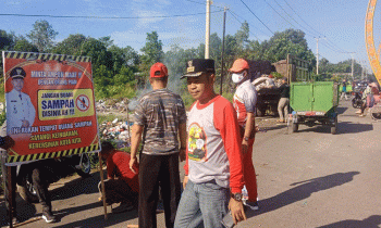 Camat Baamang Sufiansyah saat kerja bakti bersama warga membersihkan sampah di Terowongan Nur Mentaya, Jumat 12 Mei 2023