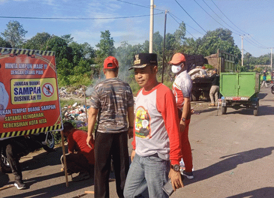Camat Baamang Sufiansyah saat kerja bakti bersama warga membersihkan sampah di Terowongan Nur Mentaya, Jumat 12 Mei 2023