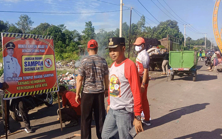 Pengendara Motor Dinas pun Buang Sampah di Terowongan Nur Mentaya, Camat Baamang Berpesan Begini