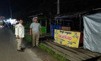 Camat Baamang Sufiansyah saat sidak ke kios kios pedagang di sekitar Terowongan Nur Mentaya, Sabtu malam, 6 Mei 2023.