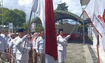Dua anggota paskibraka iringi Bacaleg Gerindra ke KPU Kotim, Sabtu, 13 Mei 2023.