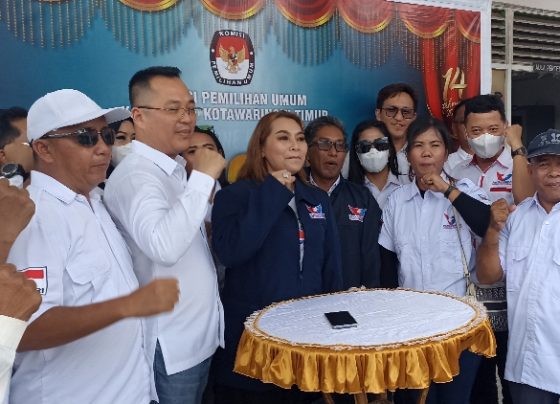 Foto bersama Bacaleg Perindo Kotim di KPU Kotim, Sabtu, 13 Mei 2023