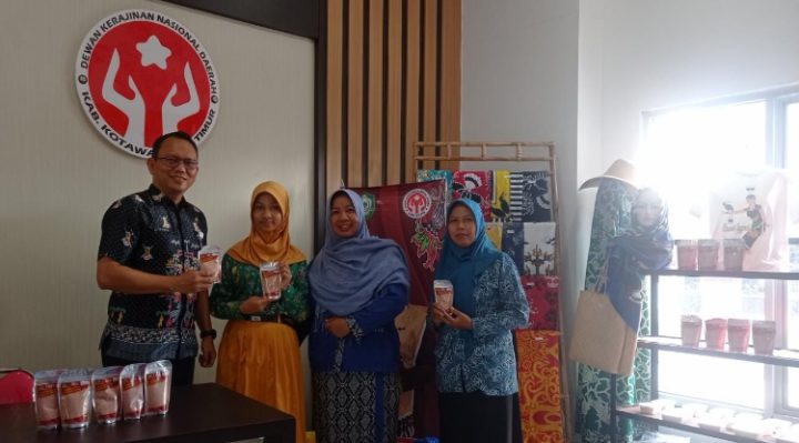 Foto bersama guru pendamping dan siswa SDN 4 Ketapang di Pameran Dekranasda Kotim, Kamis, 11 Mei 2023.