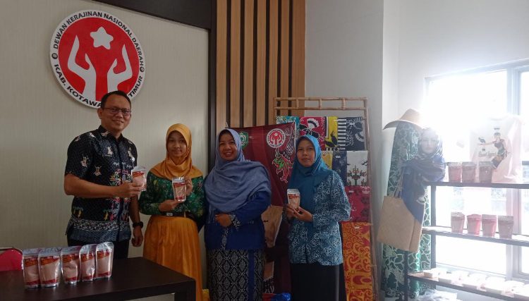 SDN 4 Ketapang Pamerkan Serbuk Bawang Dayak di Dekranasda