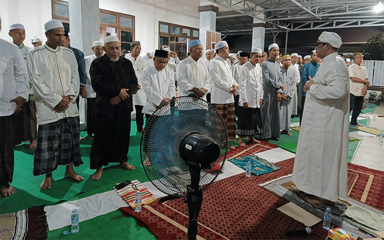 Jemaah Calon Haji Bimbingan Aswaja Gelar Sholat Hajat