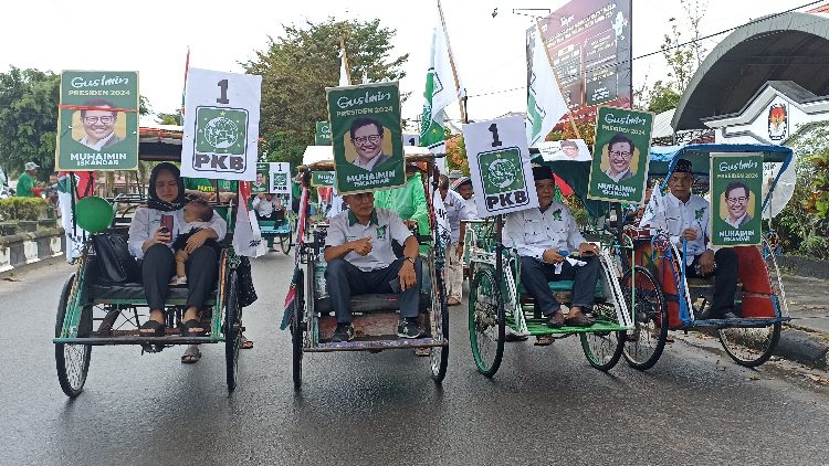 Unik! Kader PKB Kotim Datang ke KPU Naik Becak