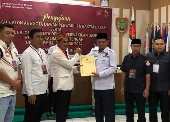 Kader PKS Kalteng saat mendaftarkan bacaleg ke KPU Kalteng, Senin, 8 Mei 2023.