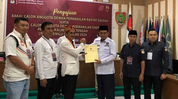 Kader PKS Kalteng saat mendaftarkan bacaleg ke KPU Kalteng, Senin, 8 Mei 2023.