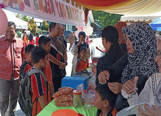 Kasi Kurikulum dan Penilaian SD Disdik Kotim, Aqbar mengunjungi stand Gebyar P5 SDN 3 MB Hulu, Sampit, Jumat, 19 Mei 2023.