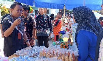 Kasi Kurikulum dan Penilaian SD Disdik Kotim, M. Noor Aqbar mengunjungi stand Gebyar Merdeka SDN 3 MB Hulu, Sabtu, 19 Mei 2023.
