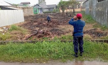 Kebakaran lahan yang terjadi berdekatan dengan permukiman warga di Jalan Desmon Ali Sampit, Kabupaten Kotawaringin Timur, belum lama ini.