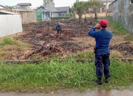 Kebakaran lahan yang terjadi berdekatan dengan permukiman warga di Jalan Desmon Ali Sampit, Kabupaten Kotawaringin Timur, belum lama ini.